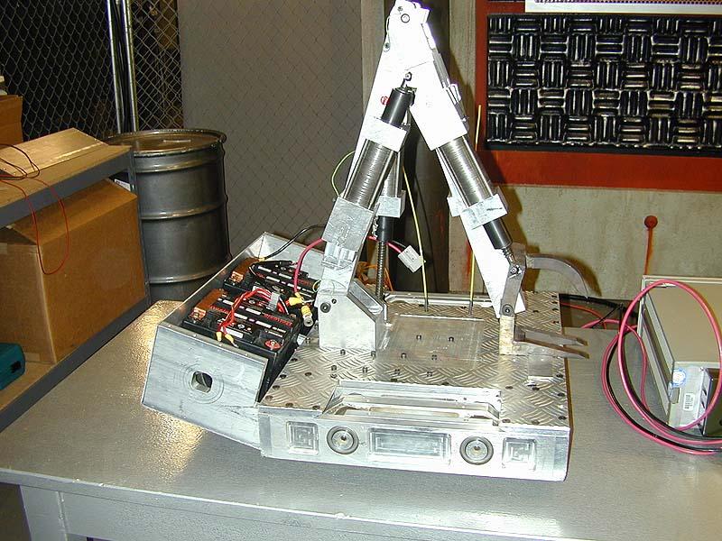 Competitor "Da Claw" at Robotica Season 3