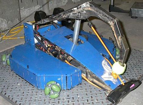 Competitor "Fang" at BattleBots 4.0