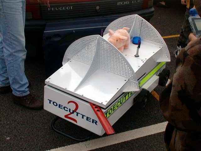 Competitor "Toecutter 2" at Debenham Robot Rumble 2000