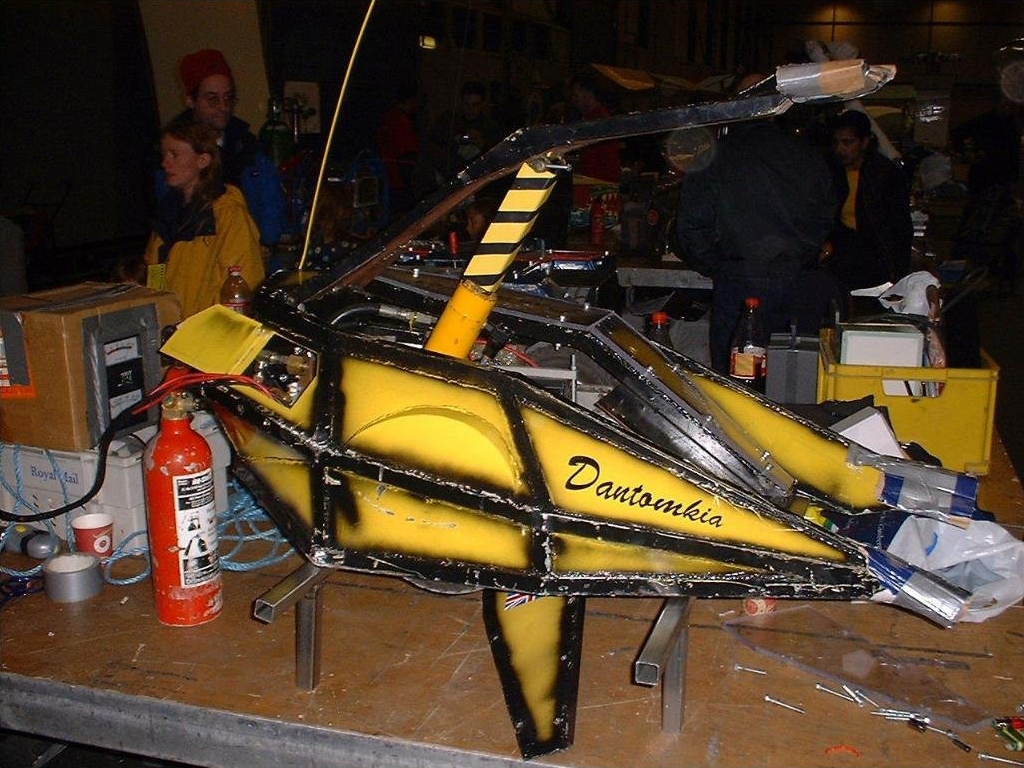 Competitor "Dantomkia" at Dutch Robot Games 2001