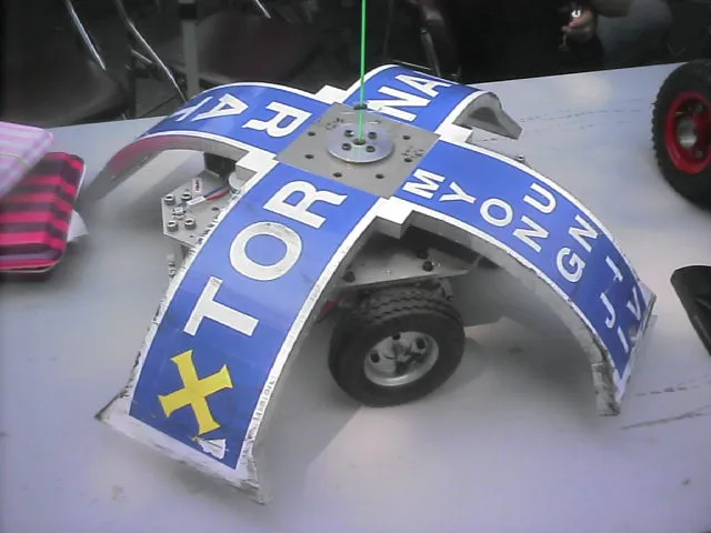 Competitor "RATS 토네이도" at EBS Robot Power 2005