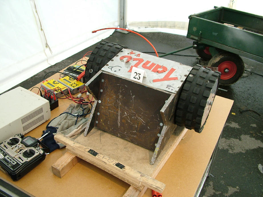 Competitor "Tanto" at FRA UK Championships 2006 @ Roaming Robots Kettering