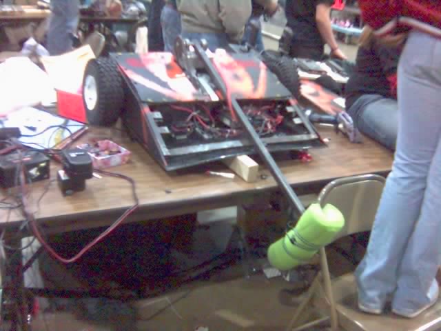 Competitor "Unknown IQ04 Robot #19a" at BattleBots IQ 2004